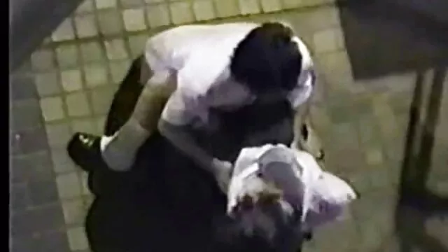 暗い髪は黒人男性に革の椅子の上のお尻を与えました 女性 が 見る 無料 アダルト
