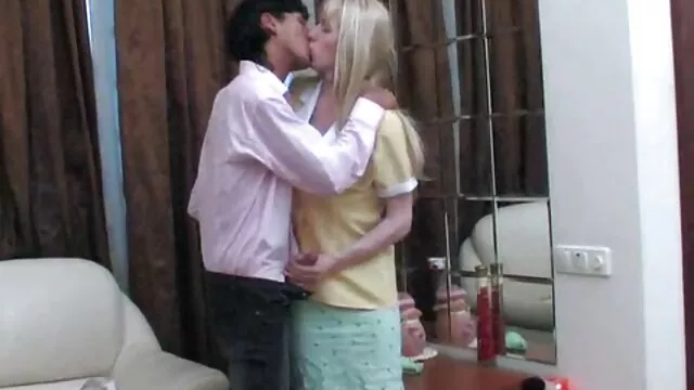 ロシアの女の子の岩と彼女の滑りを乱す 無 修正 エロ 動画 女性 向け