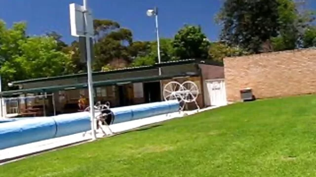 ソファの上の美しいカップル エロ 動画 一徹