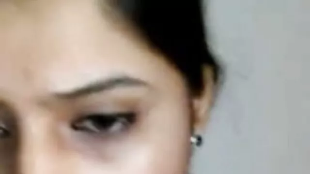 赤ん坊は台所に彼女を押します。 エロ ビデオ 女性