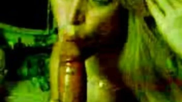 素敵なチキンを持って、それを家に持ち帰る アダルト 女性 動画